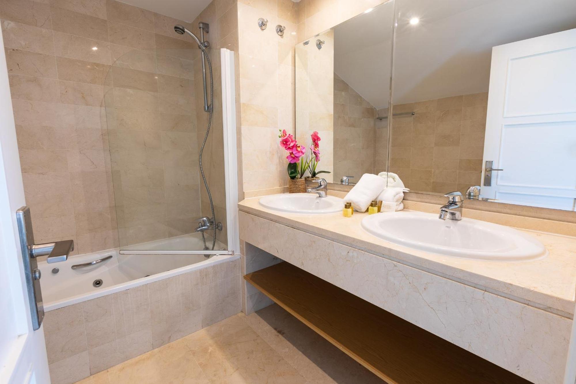 Apartment Vacation Marbella: Beachfront Duplex Penthouse With Sea View & Jacuzzi