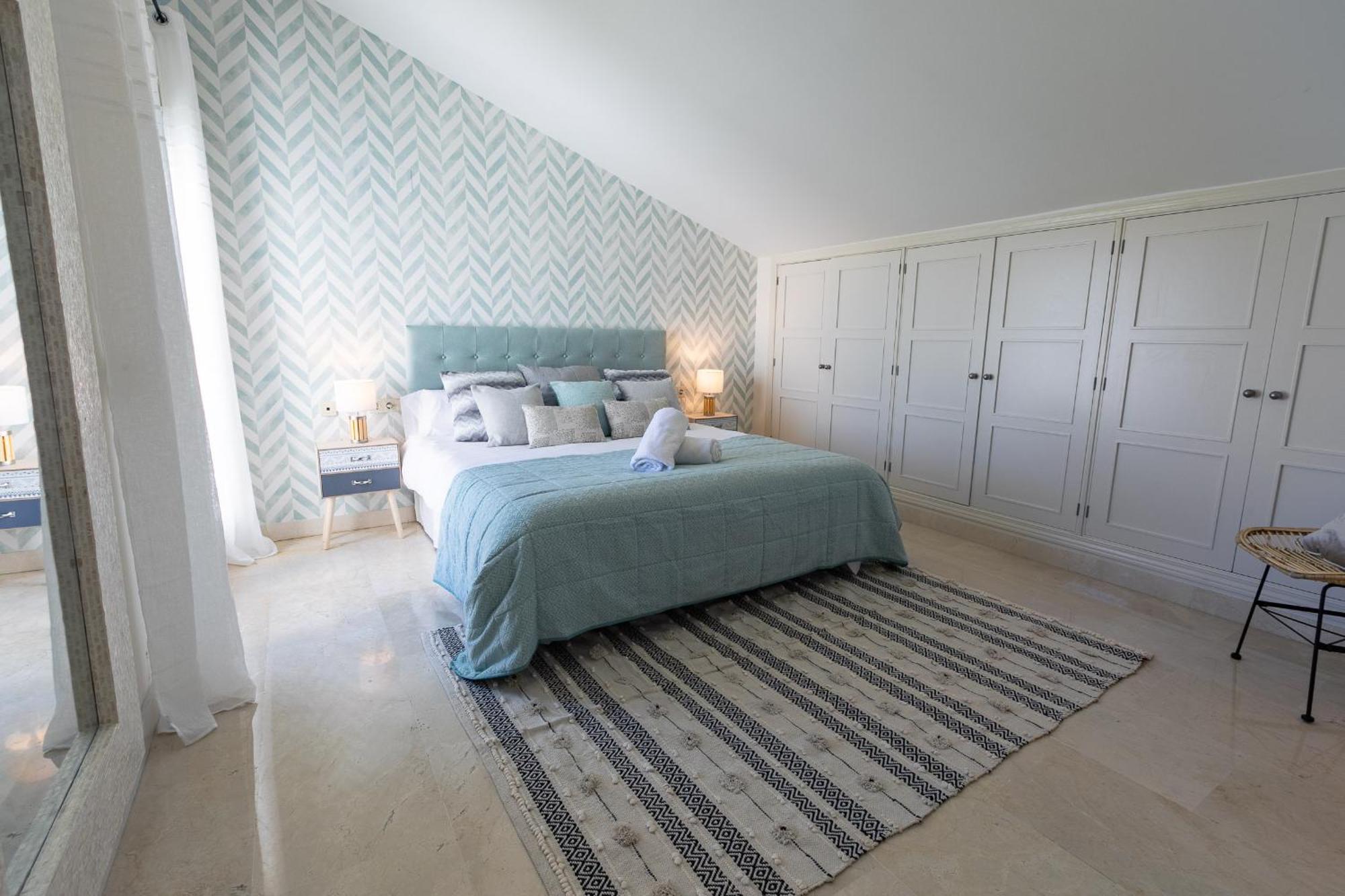Apartment Vacation Marbella: Beachfront Duplex Penthouse With Sea View & Jacuzzi Marbella