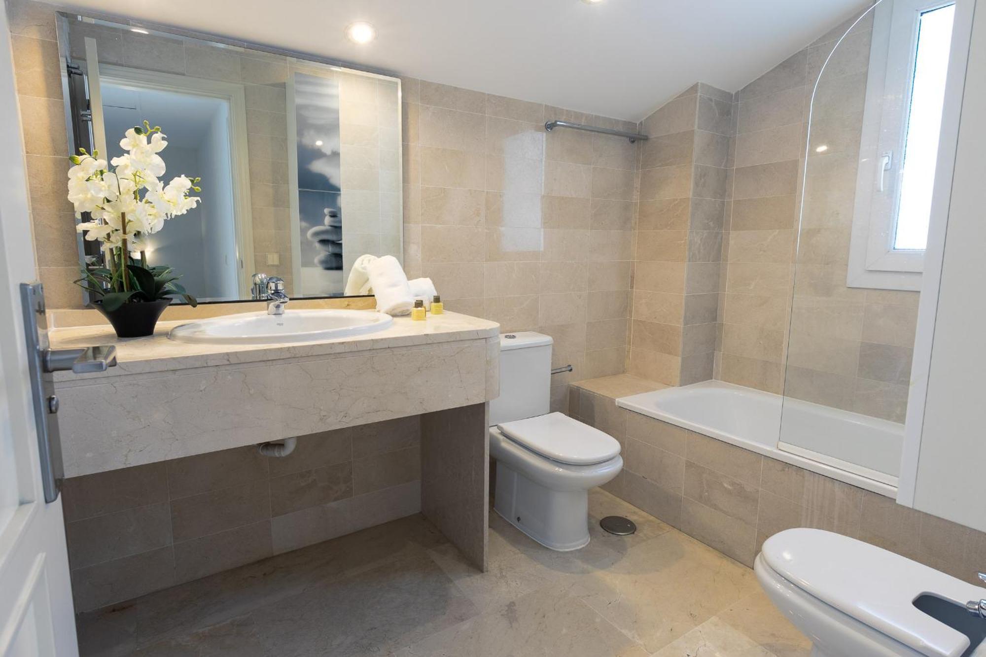 Apartment Vacation Marbella: Beachfront Duplex Penthouse With Sea View & Jacuzzi