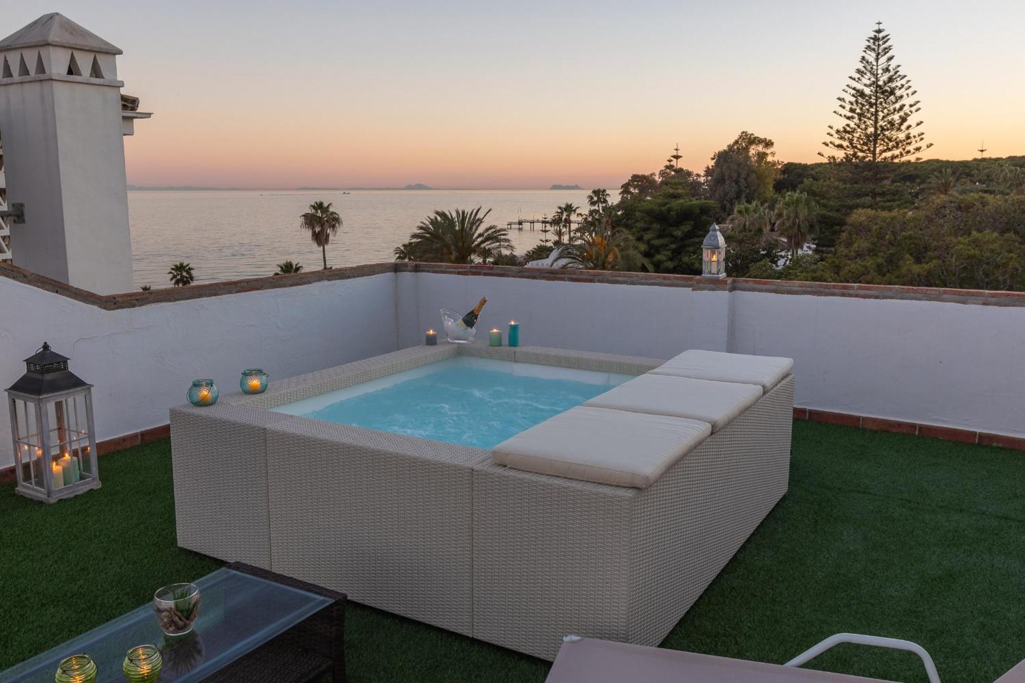 Apartment Vacation Marbella: Beachfront Duplex Penthouse With Sea View & Jacuzzi *