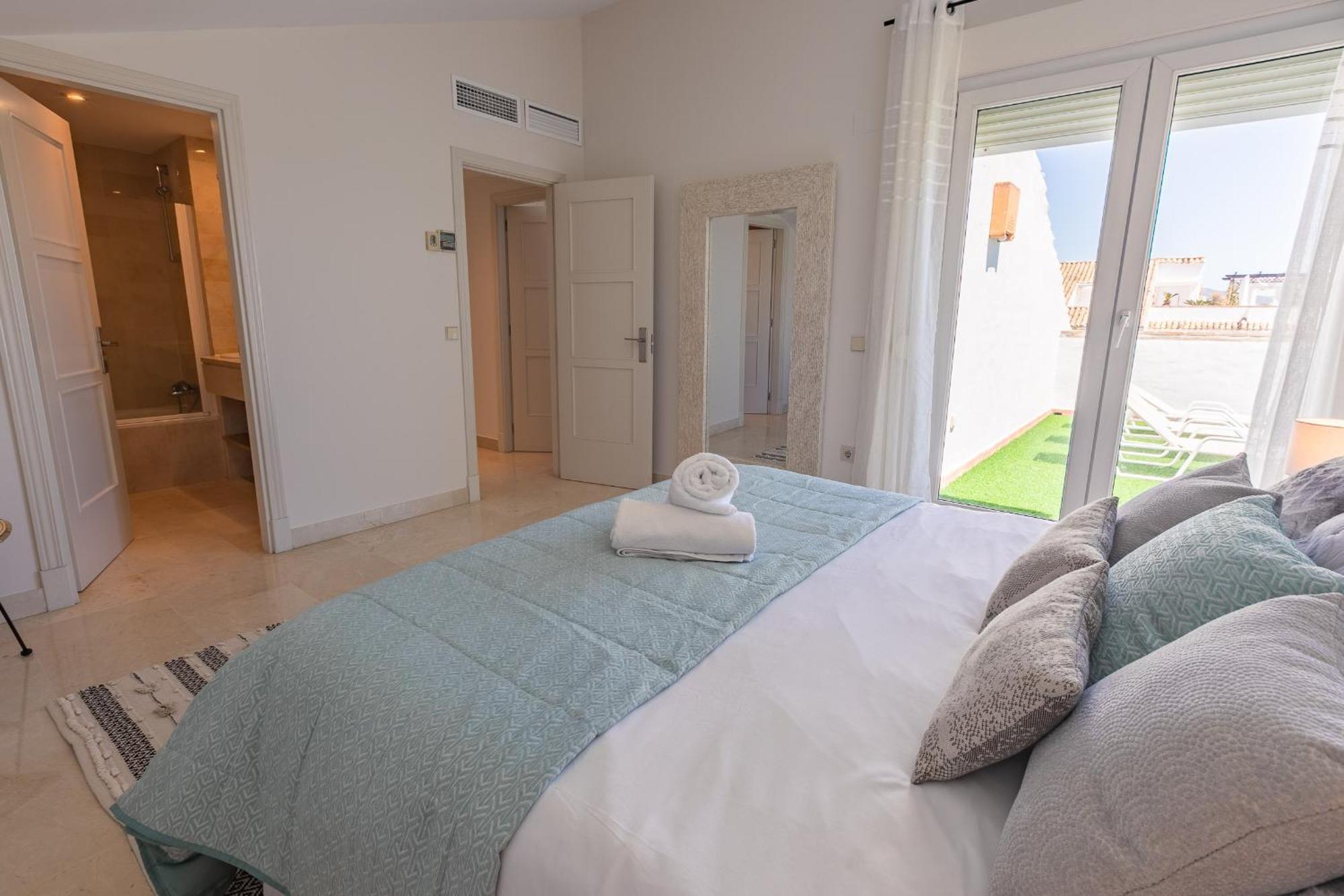 Apartment Vacation Marbella: Beachfront Duplex Penthouse With Sea View & Jacuzzi