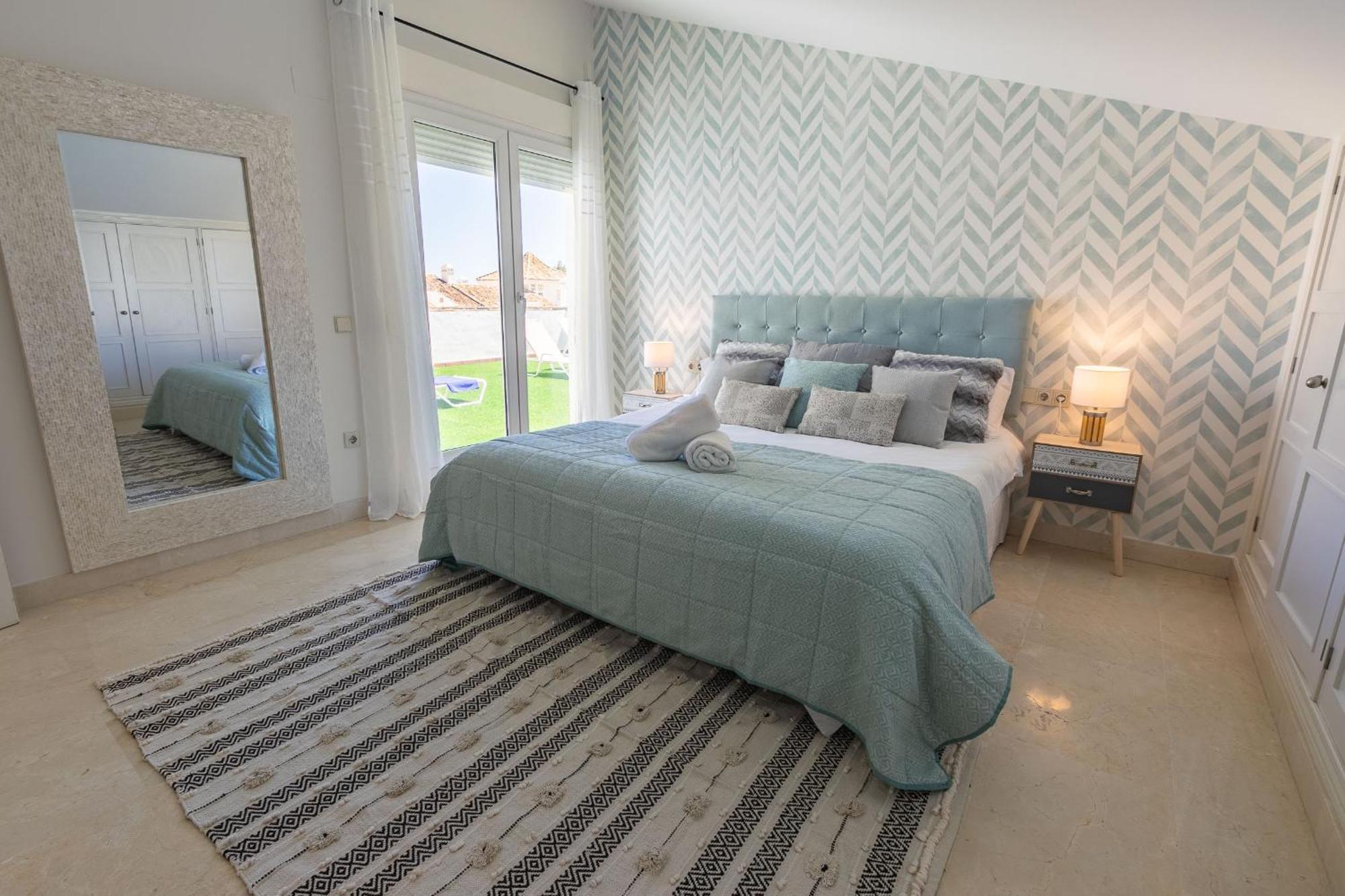 Apartment Vacation Marbella: Beachfront Duplex Penthouse With Sea View & Jacuzzi