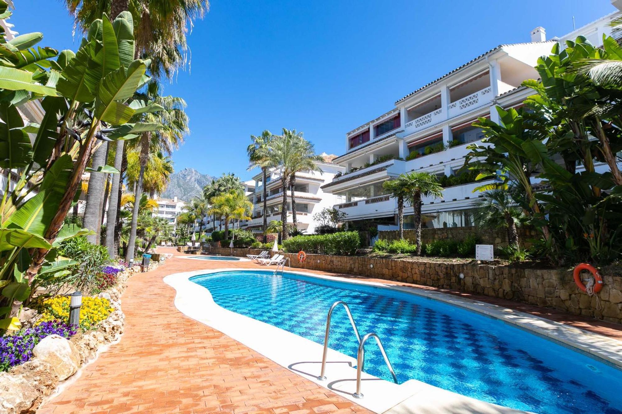 Apartment Vacation Marbella: Beachfront Duplex Penthouse With Sea View & Jacuzzi *